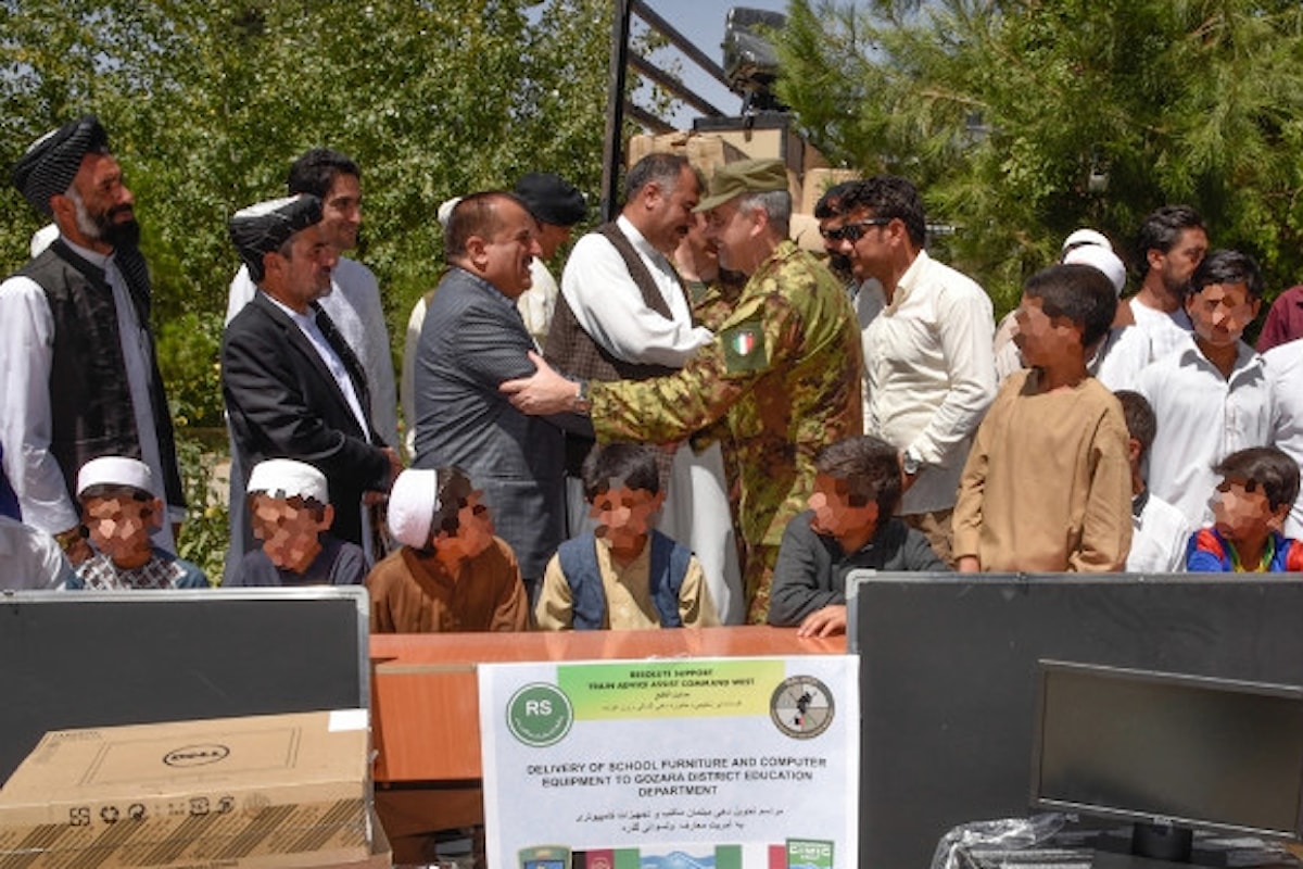 Afghanistan, militari italiani donano attrezzature alle scuole dei villaggi di Syawashan e Sariegal
