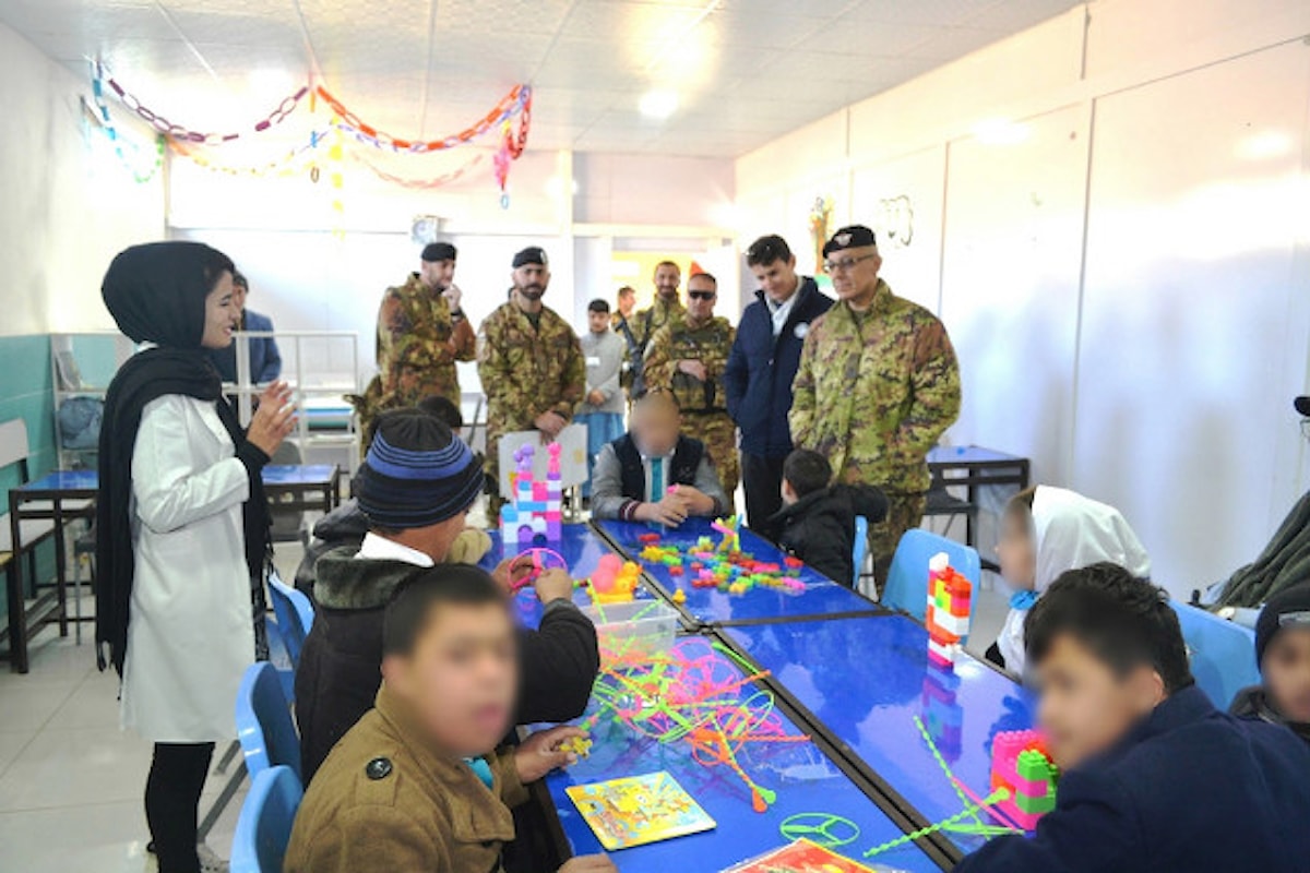 Afghanistan, militari del contingente italiano distribuiscono generi di prima necessità ai disabili di Herat