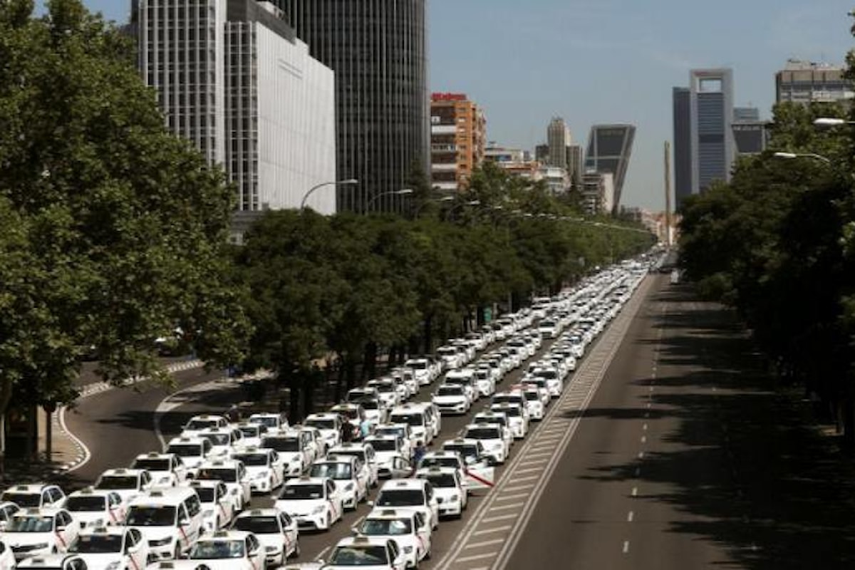 Taxi en lucha, lo sciopero dei tassisti spagnoli contro Uber blocca Barcellona e Madrid