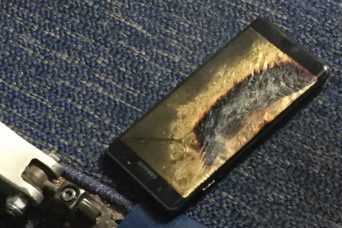 Ancora problemi per Samsung: un Galaxy Note 7 sostitutivo prende fuoco in aereo