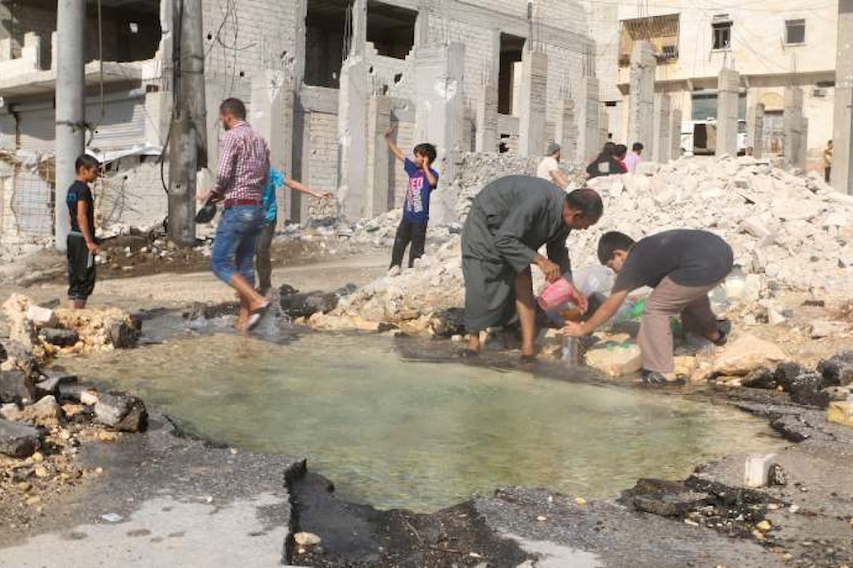 Continua l'emergenza ad Aleppo. Nella parte est 100 mila bambini bevono acqua contaminata