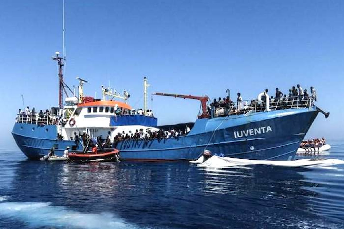 La nave della ONG Jugend Rettet costretta dalla Guardia Costiera ad attraccare al porto di Lampedusa