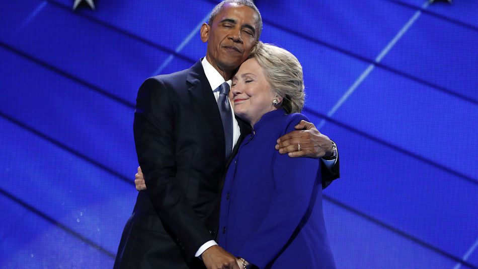 L'abbraccio fra Obama e la Clinton: ondata di variazioni sul tema con Photoshop