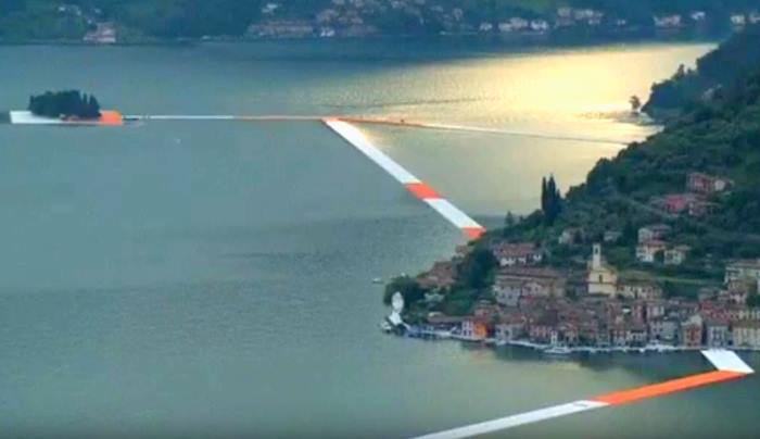 Grazie a Christo si può camminare sulle acque del lago d'Iseo