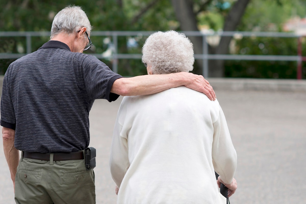 Come riconoscere la demenza senile: quali sono i sintomi ai quali prestare attenzione per intervenire immediatamente all'insorgere della demenza